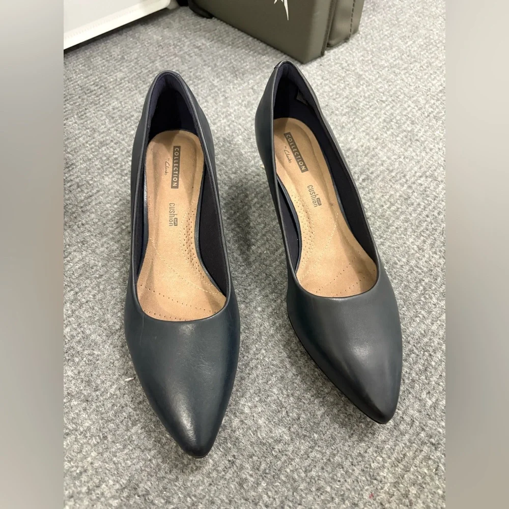 Clarks Women's Dark Navy Pointed Leather Pumps - Picture 1 of 5